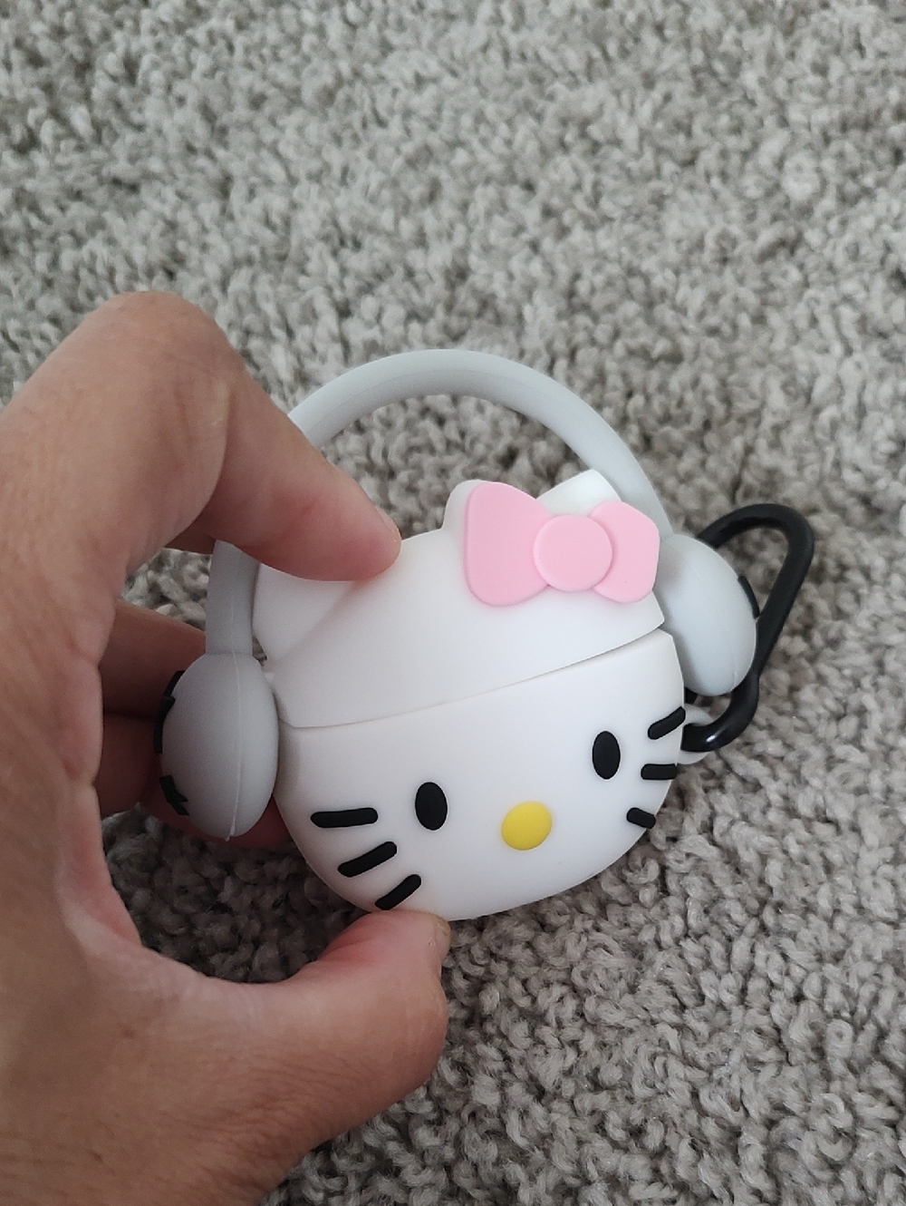 Hello Kitty White Silicone Airpod 4 Case with Pink Bow
